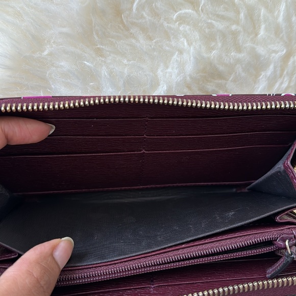 Gucci Special Edition Heart Design Zippy Wallet in Excellent Condition - Picture 10 of 15